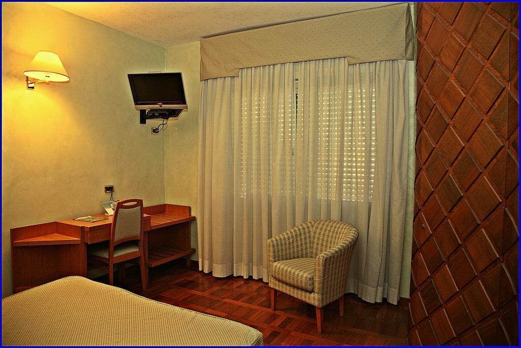 Hotel Meeting Ciampino Esterno foto